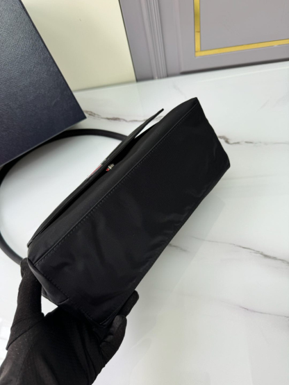 プラダ「Prada」フラップデザイン マルチトート トートバッグ