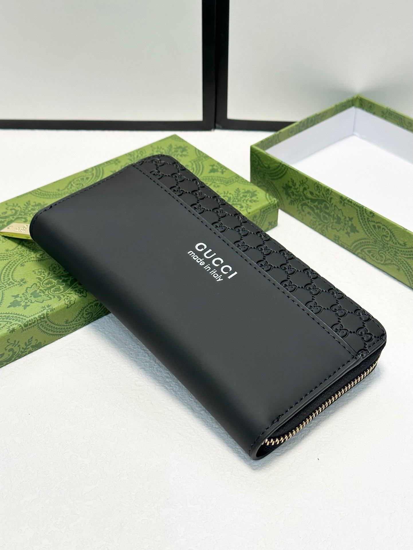 グッチ「Gucci」シグネチャー レザー ウェブ ジップアラウンドウォレット