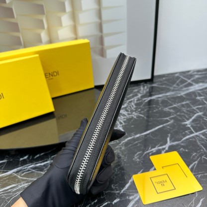 フェンディ「Fendi」高級エンボス牛革の大きな イタリア製財布