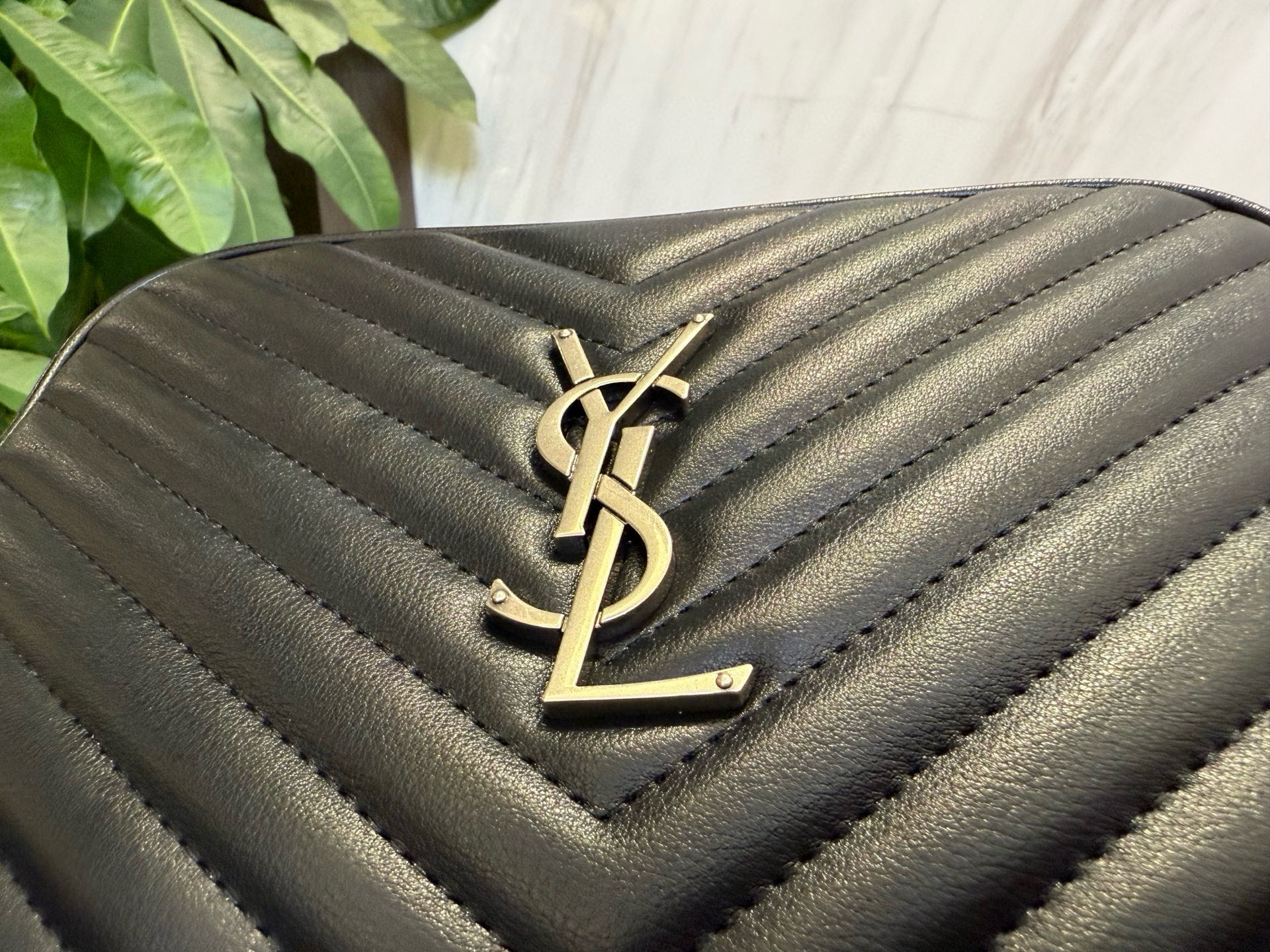 サンローラン「Saint Laurent」 LOU キルティング レザー カメラバッグ