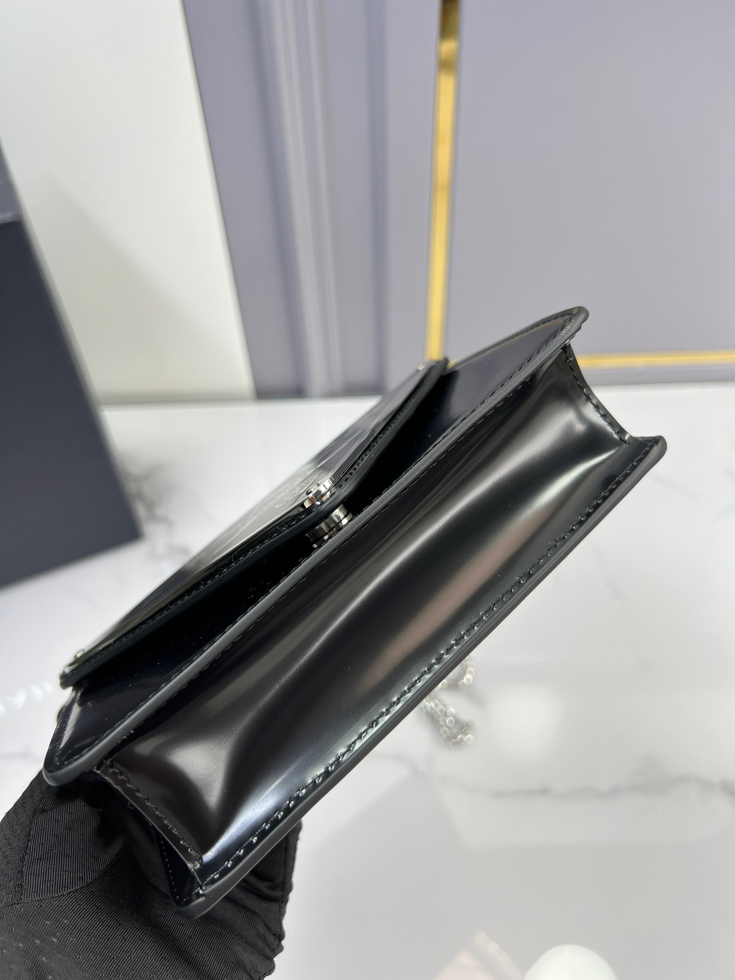 プラダ「Prada」逆三角形チェーン フラップショルダーバッグ ミニバッグ