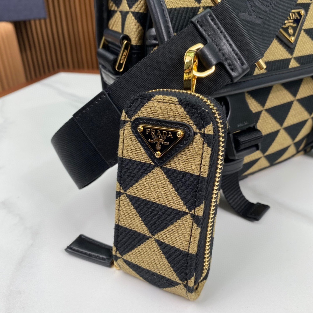 プラダ「Prada」刺繍ジャカードメッセンジャーバッグ