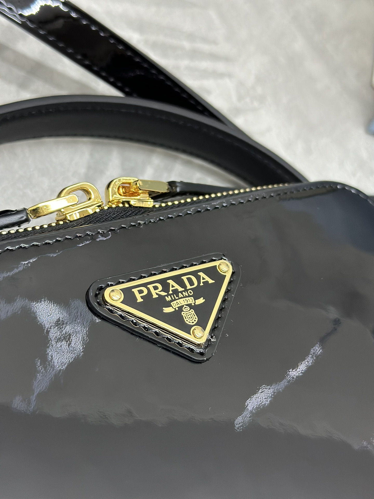 プラダ「Prada」クワイエットレザー カメラバッグ