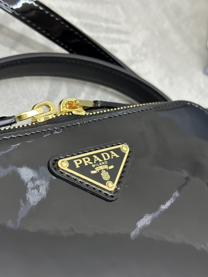 プラダ「Prada」クワイエットレザー カメラバッグ