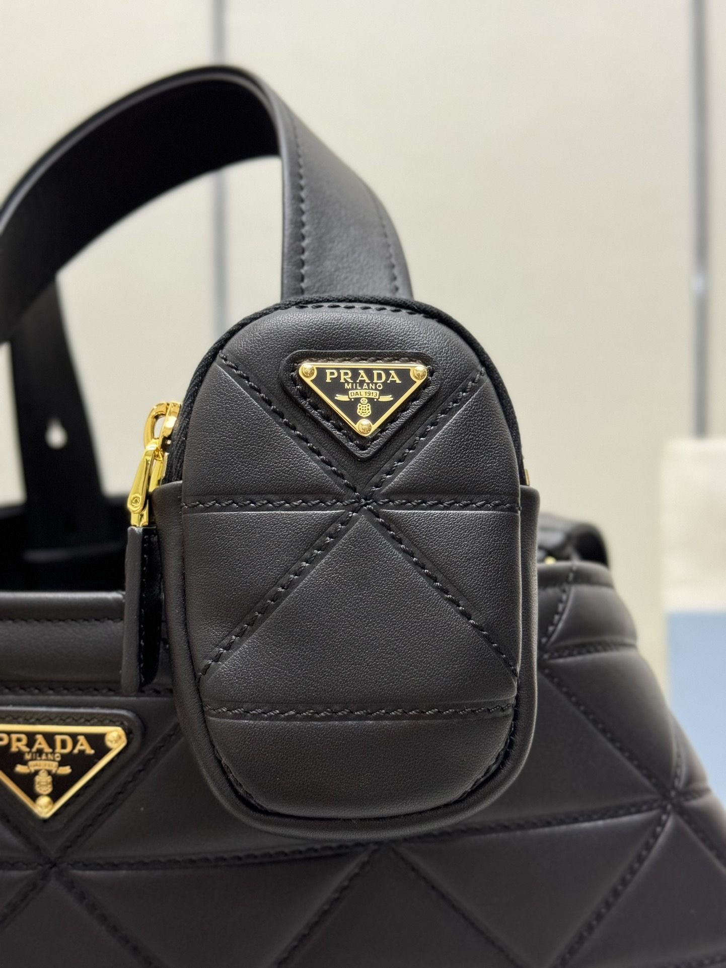 プラダ「Prada」ラージトートバッグ