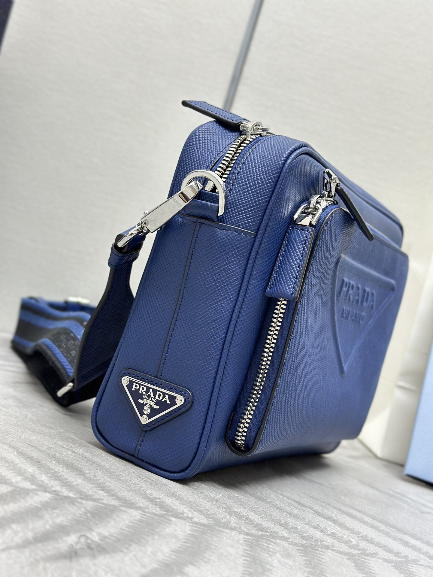 プラダ「Prada」エンブロイダードストラップ メンズショルダーバッグ