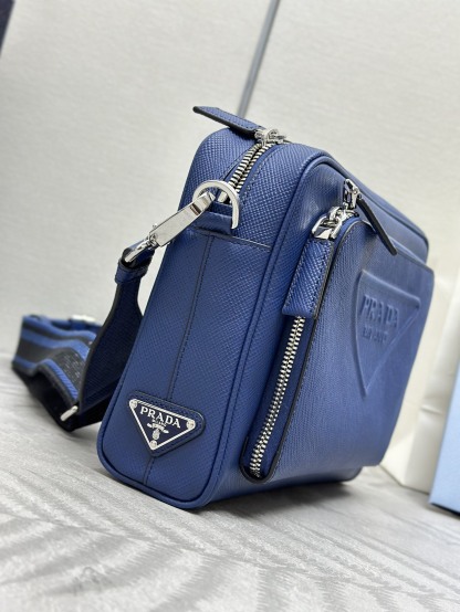 プラダ「Prada」エンブロイダードストラップ メンズショルダーバッグ