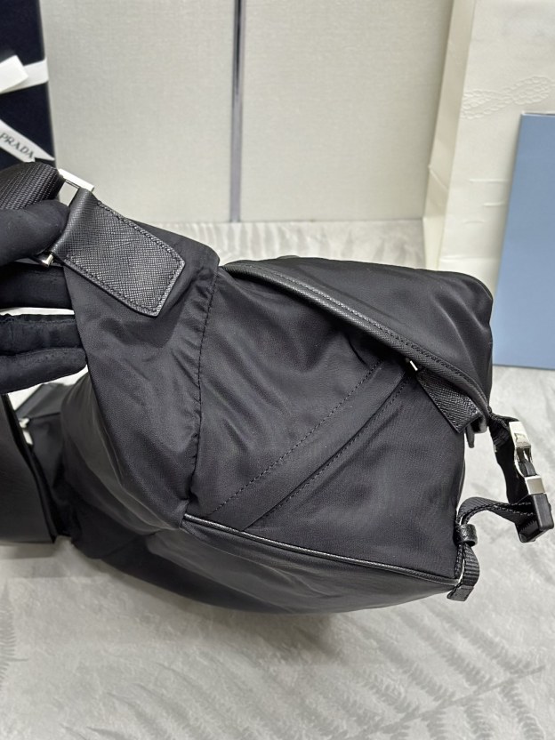 プラダ「Prada」 テッスート＆サフィアーノ メッセンジャーバッグ