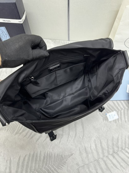 プラダ「Prada」 Re-Nylon® メッセンジャーバッグ