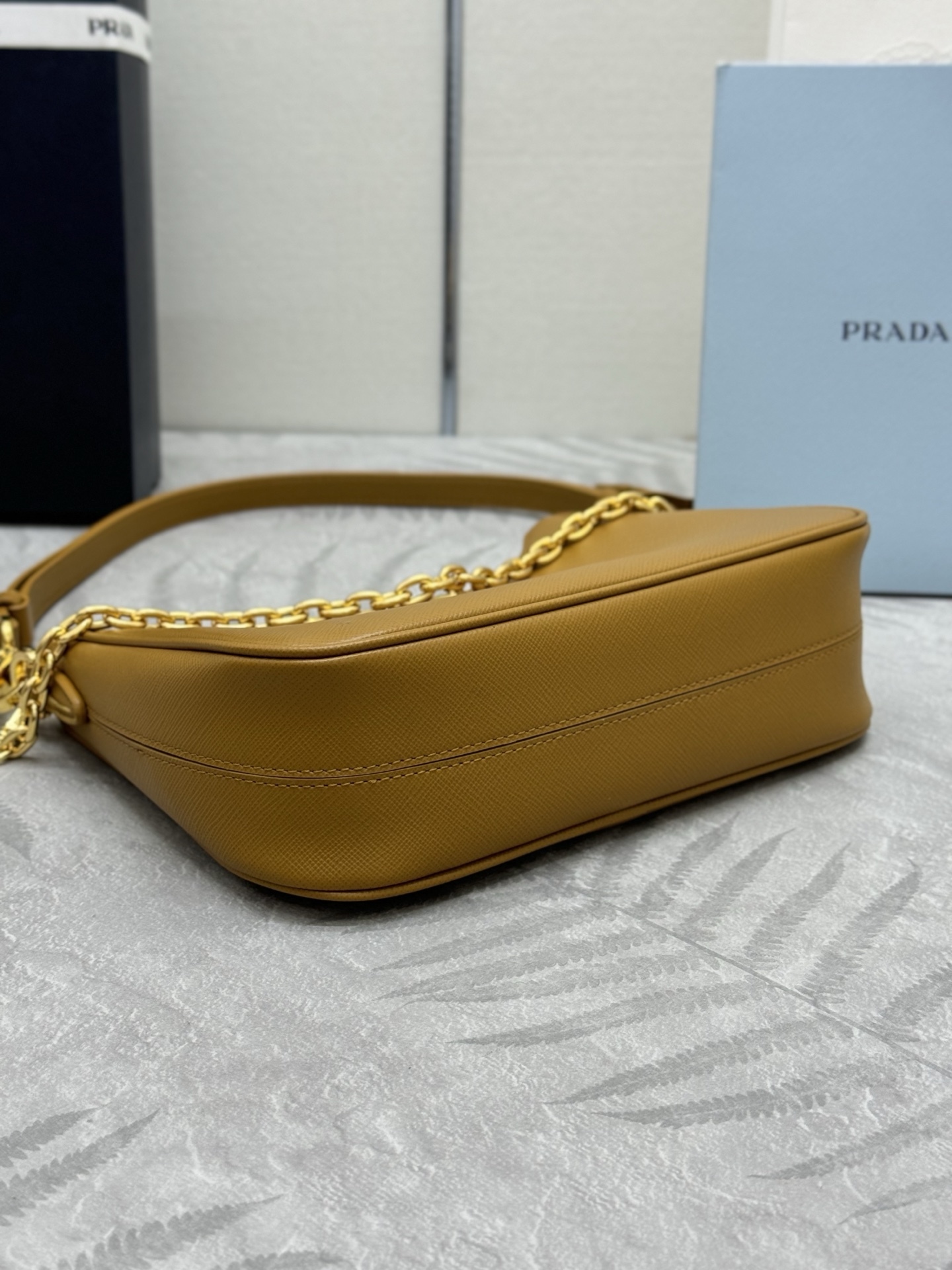 プラダ「Prada」サフィアーノ クロスボディバッグ