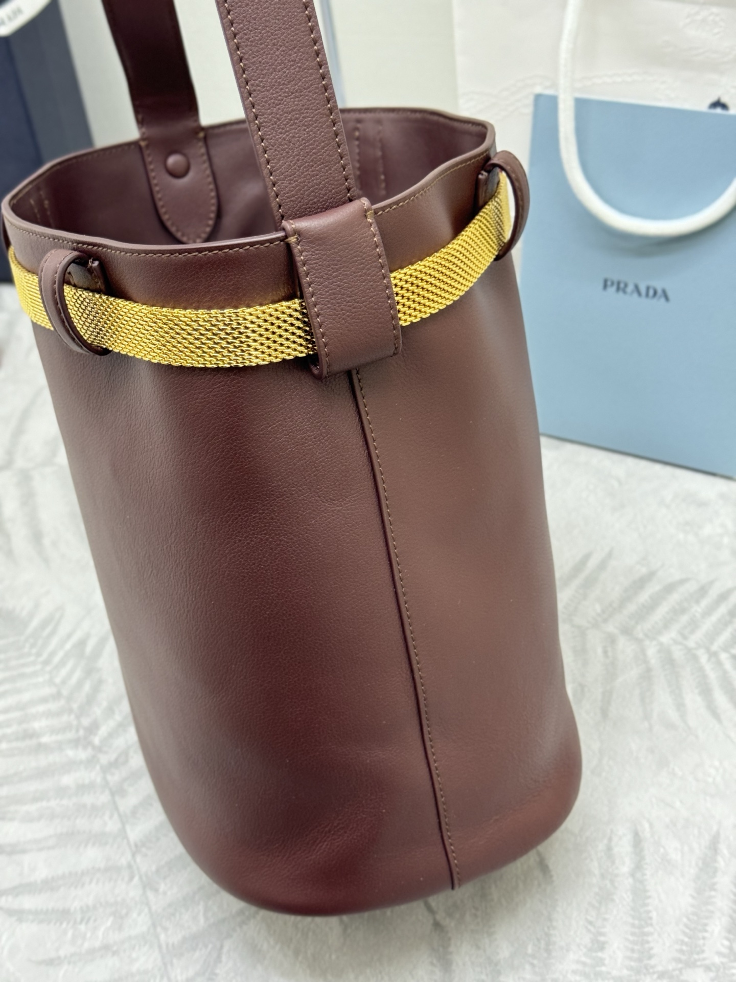 プラダ「Prada」メタルチェーン バケットバッグ