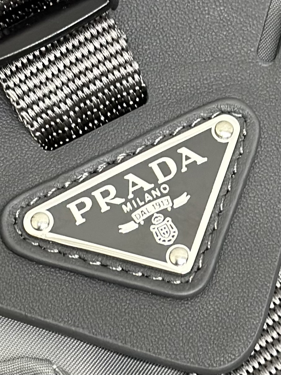 プラダ「Prada」 テッスート メンズショルダーバッグ