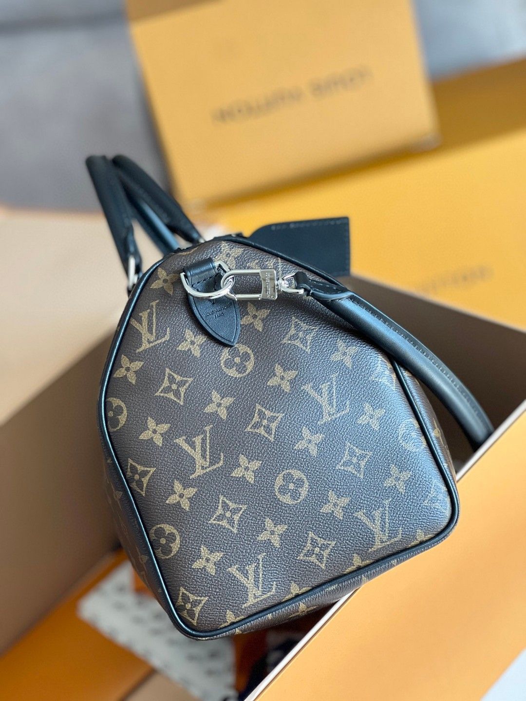 ルイ・ヴィトン「Louis Vuitton」男女ともに利用可能！Speedy Soft 30 のロゴモノグラムピローバッグ