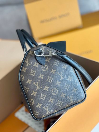 ルイ・ヴィトン「Louis Vuitton」男女ともに利用可能！Speedy Soft 30 のロゴモノグラムピローバッグ