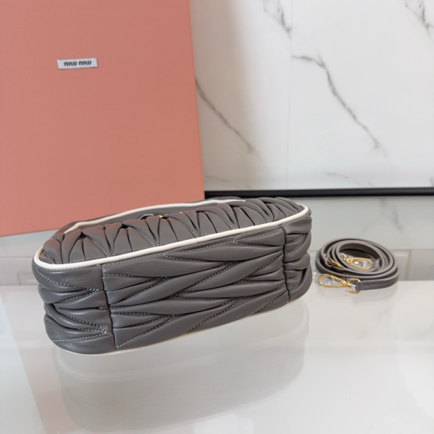 ミュウミュウ「Miu Miu」Wander Matelassé ハンドバッグ