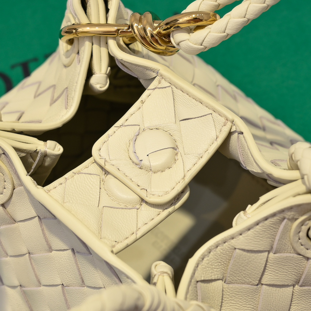 ボッテガ・ヴェネタ「Bottega Veneta」アンディアモ パラシュート マルチバッグ