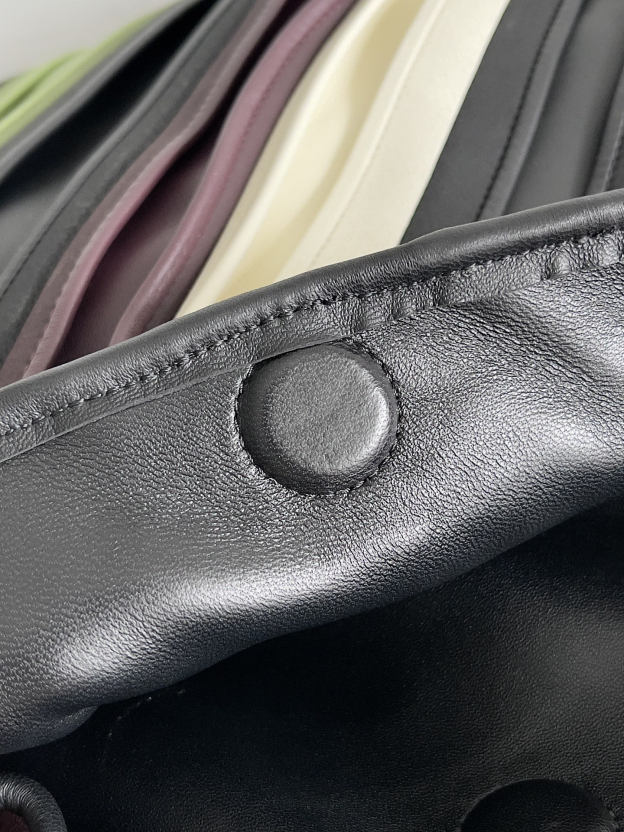 ボッテガ・ヴェネタ「Bottega Veneta」ラージホップ レザー ショルダーバッグ