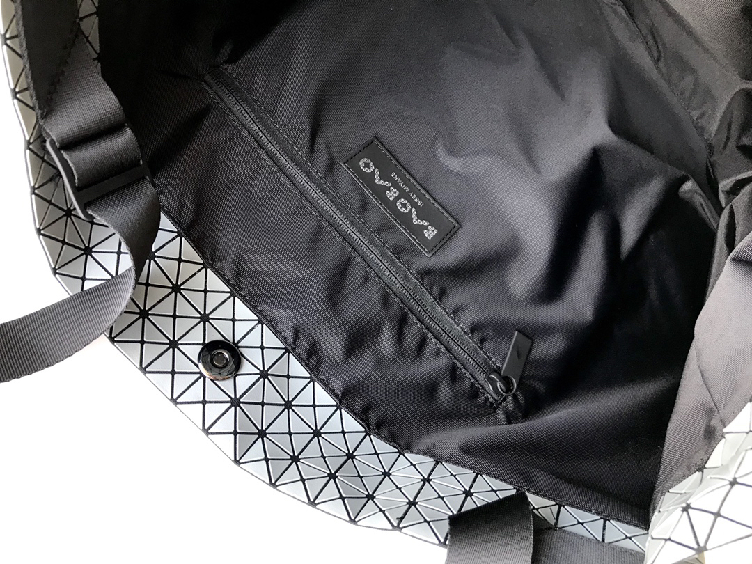 イッセイ・ミヤケ「Issey Miyake」シリコーン素材 通勤トートバッグ