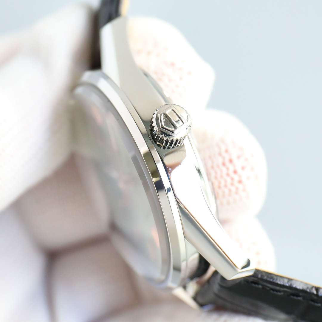 タグ・ホイヤー「TAG Heuer」カレラ カレンダー メンズウォッチ40MM