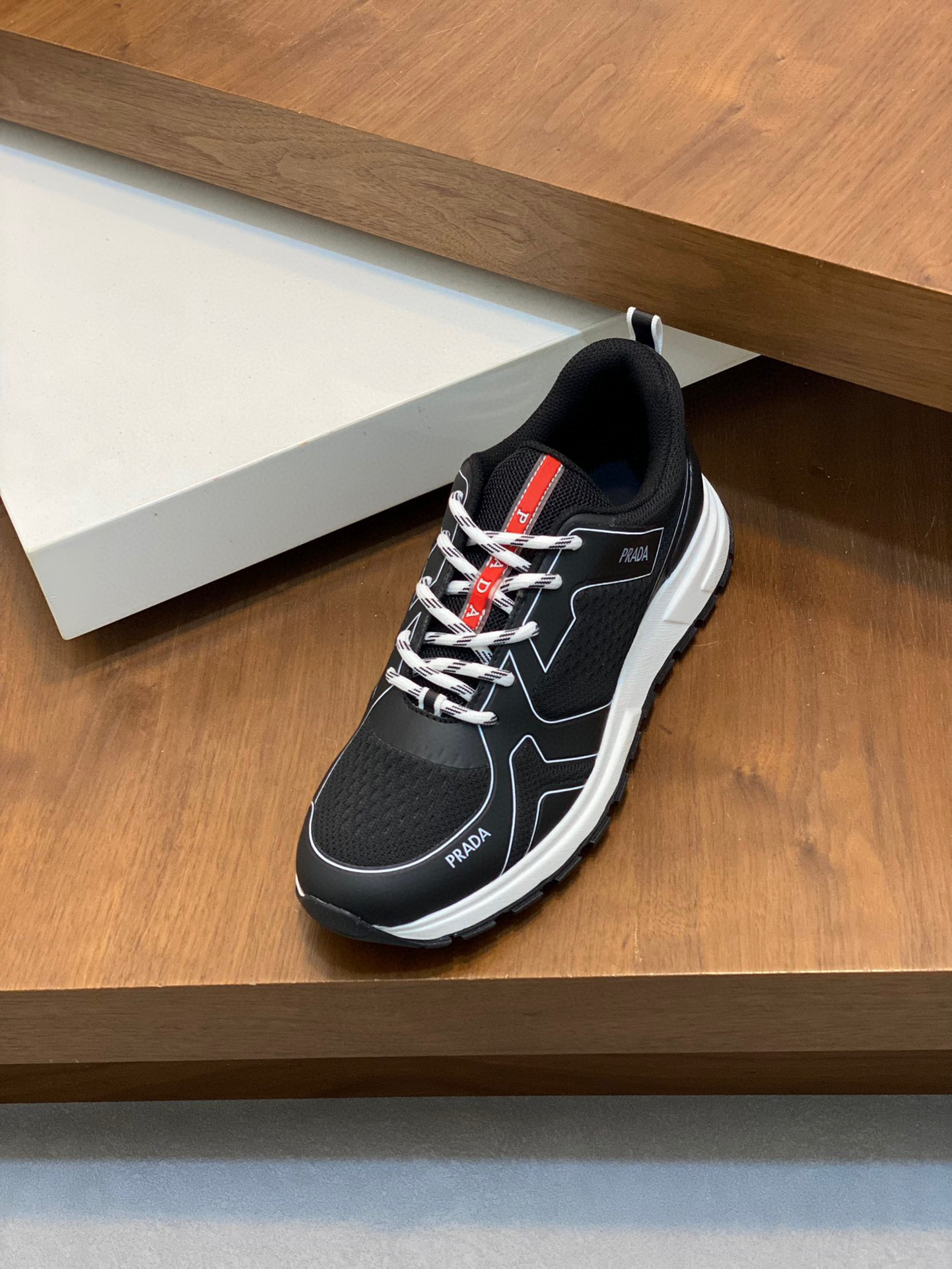 プラダ［Prada］Downtown レザースニーカー