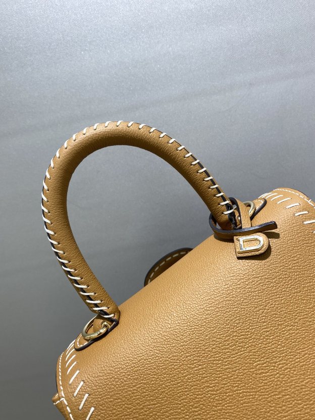 デルヴォー「Delvaux」キャラメル色バッグ