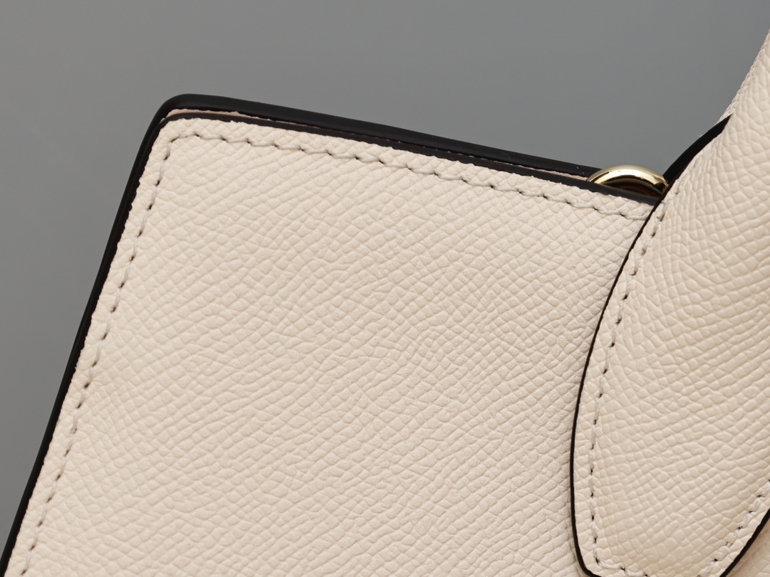 フェラガモ「Ferragamo」スタジオレザートートバッグ