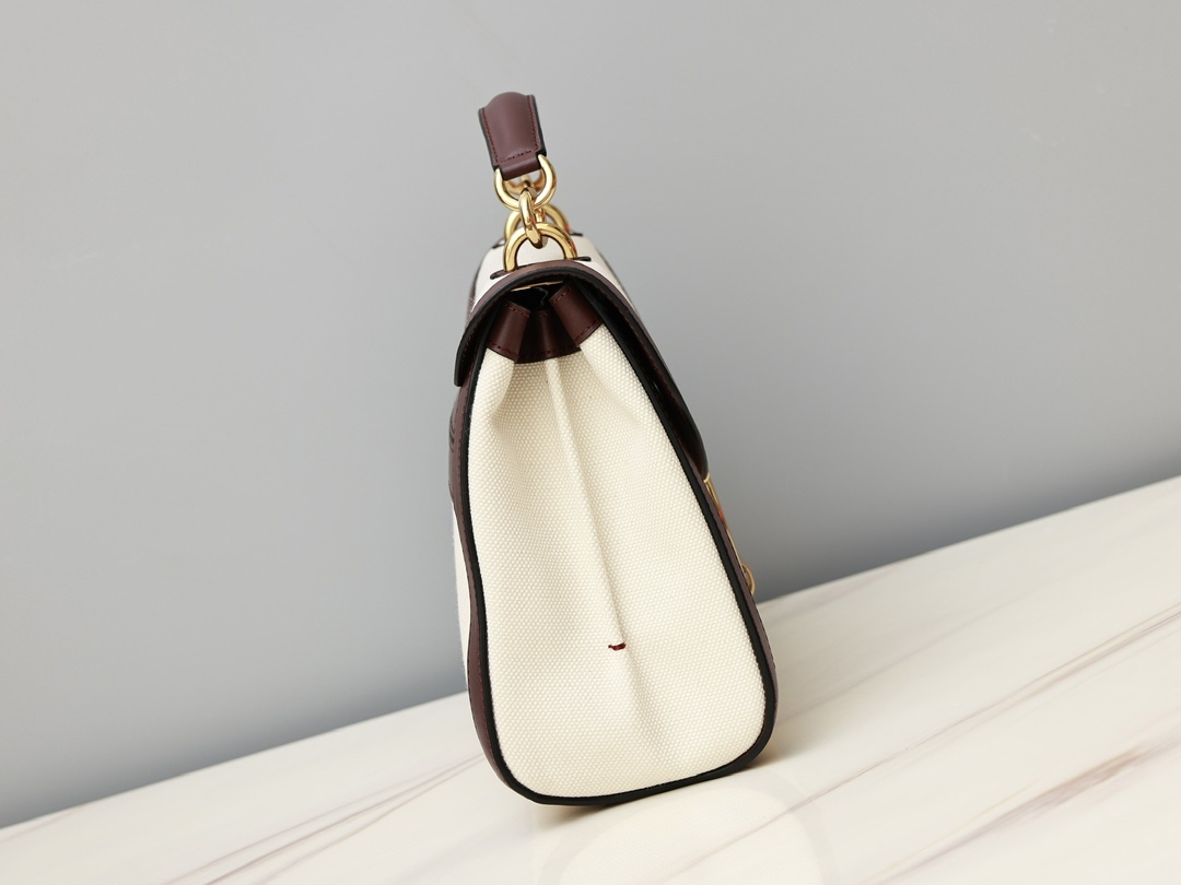 フェラガモ「Ferragamo」 ガンチーニ ショルダーバッグ