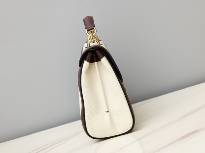 フェラガモ「Ferragamo」 ガンチーニ ショルダーバッグ