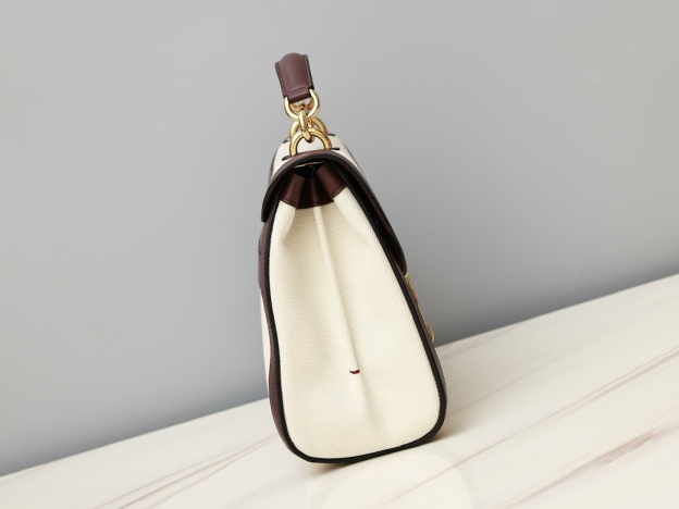 フェラガモ「Ferragamo」 ガンチーニ ショルダーバッグ