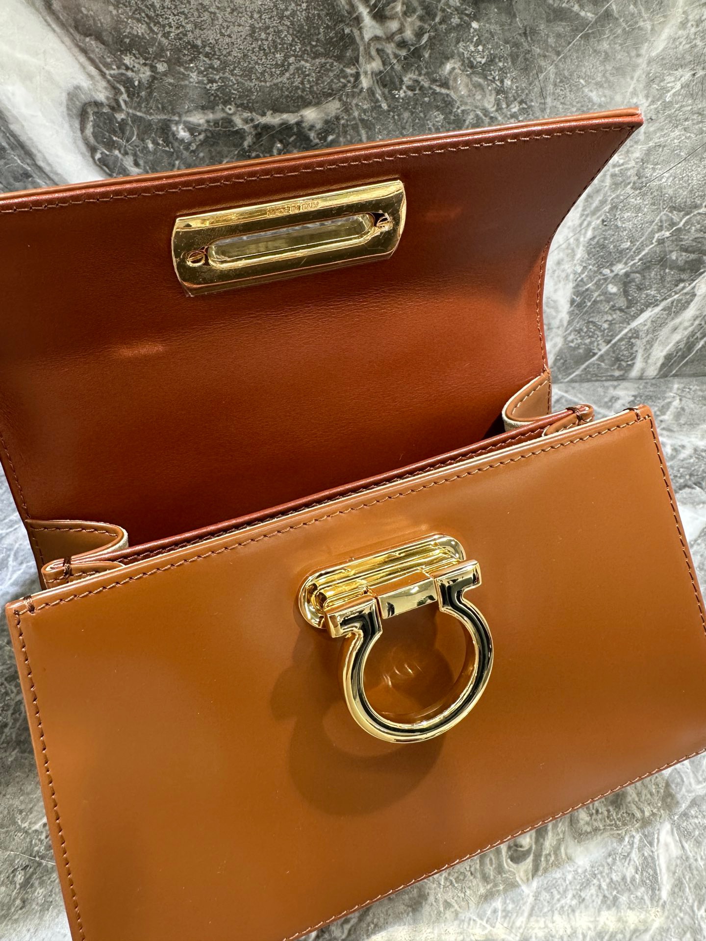 フェラガモ「Ferragamo」ミュージアムコレクション レトロトップハンドルバッグ