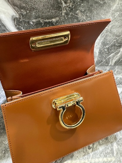 フェラガモ「Ferragamo」ミュージアムコレクション レトロトップハンドルバッグ