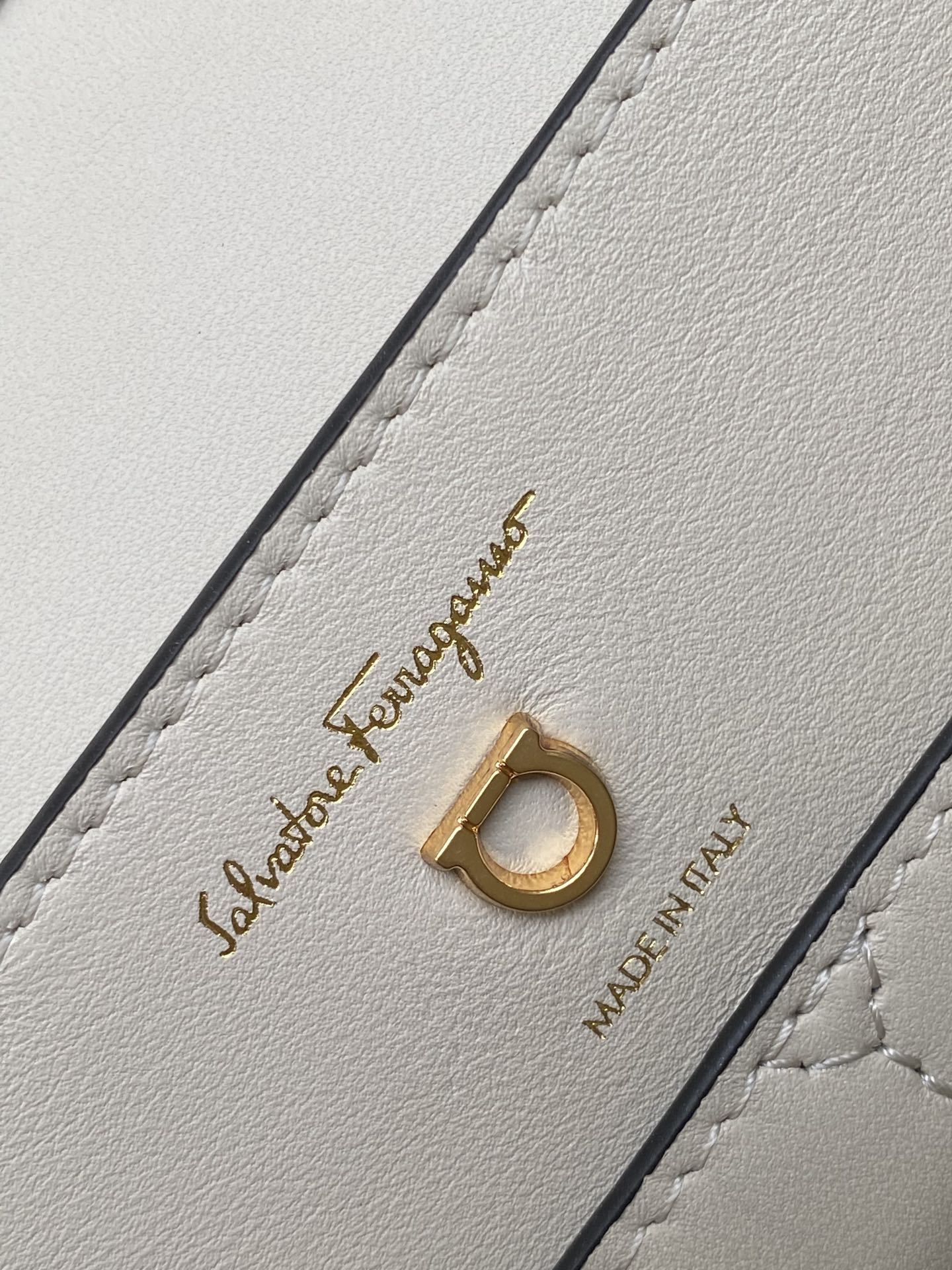 フェラガモ「Ferragamo」フラップトップハンドルバッグ