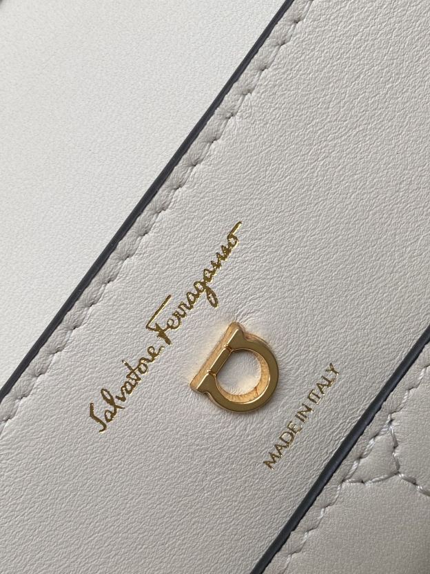 フェラガモ「Ferragamo」フラップトップハンドルバッグ