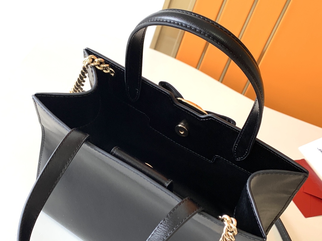 フェラガモ「Ferragamo」トリフォリオ ショルダーバッグ