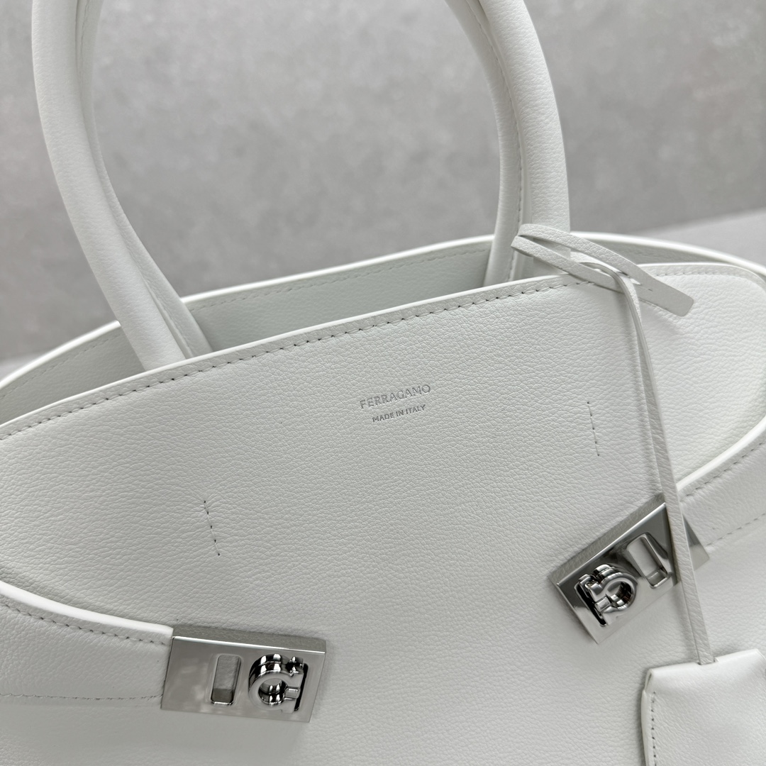 フェラガモ「Ferragamo」小さいジトートバッグ