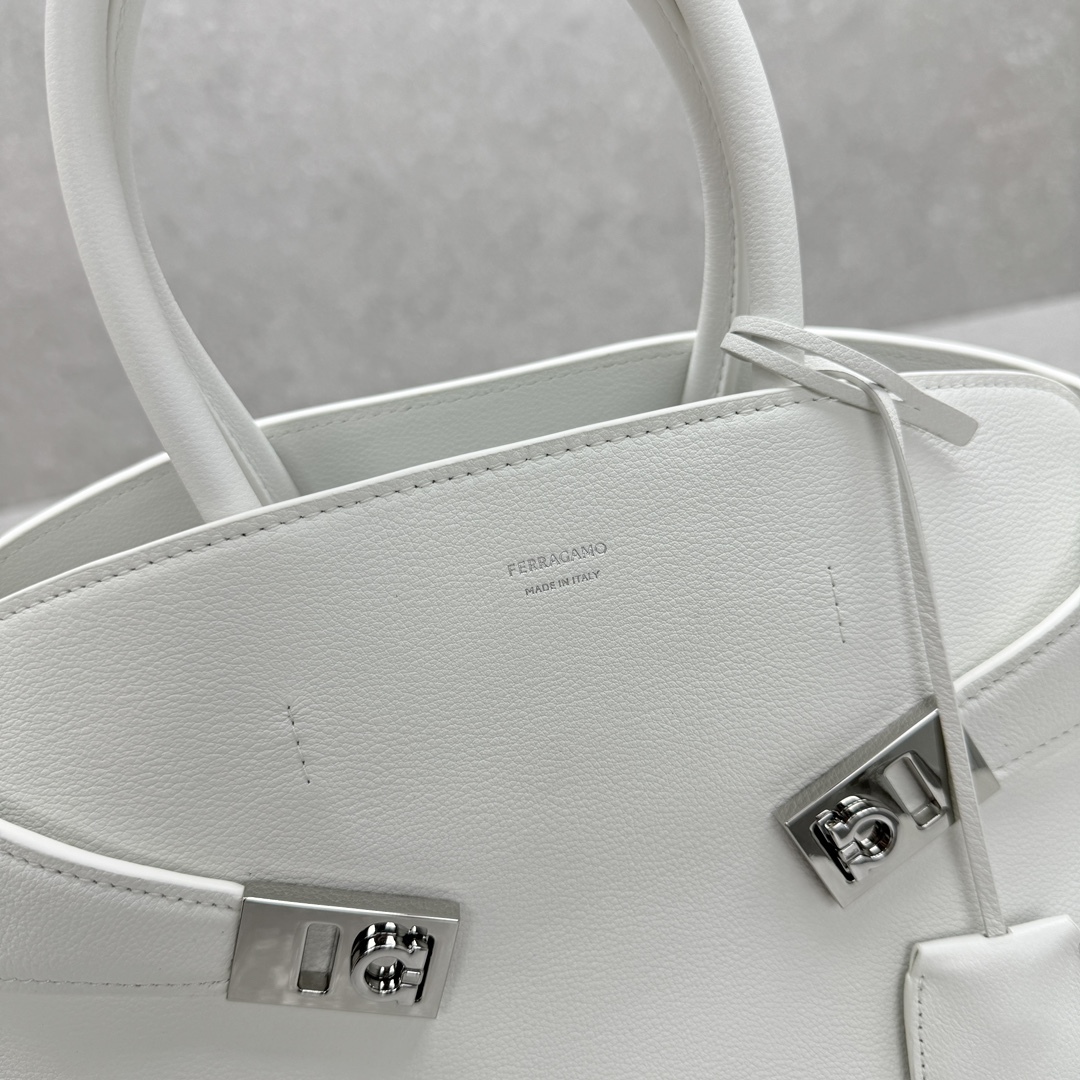 フェラガモ「Ferragamo」小さいジトートバッグ