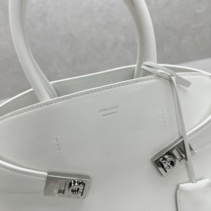 フェラガモ「Ferragamo」小さいジトートバッグ