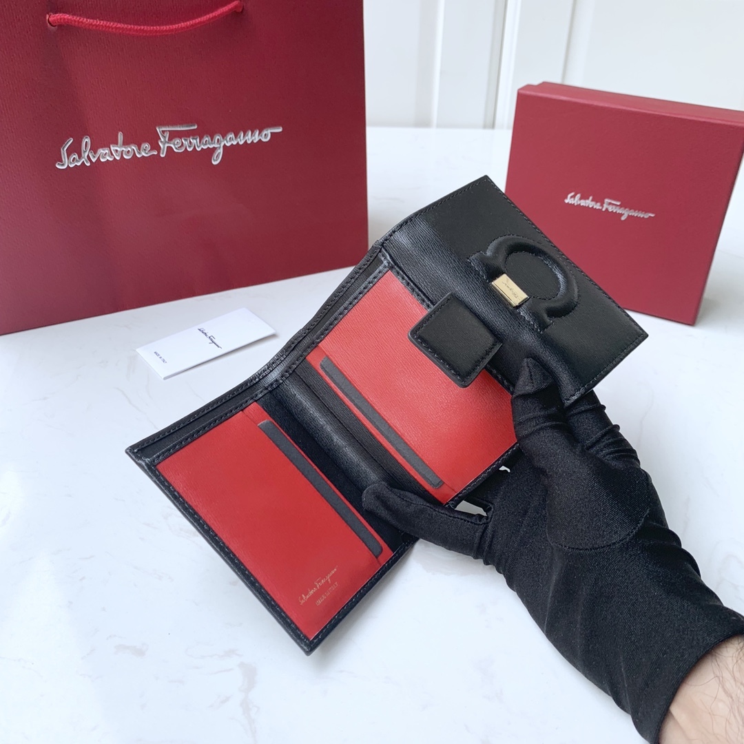フェラガモ「Ferragamo」 トリフォールドコンパクトウォレット