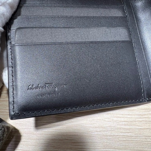 フェラガモ「Ferragamo」ーニ メンズスリムウォレット