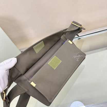 バーバリー「Burberry」トレンチ ウェストバッグ