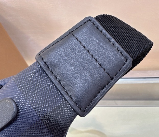 バーバリー「Burberry」深い青色トレンチ ウエストバッグ