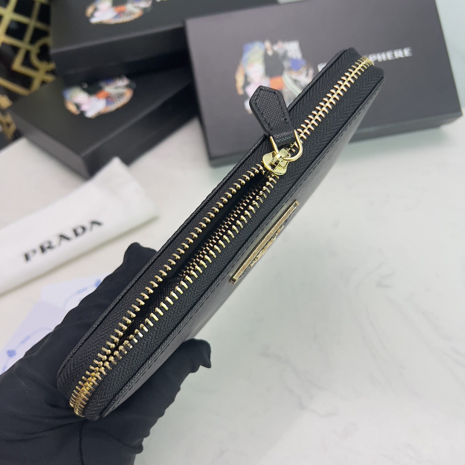 プラダ「PRADA」サフィアーノトライアングル ジップアラウンド長財布