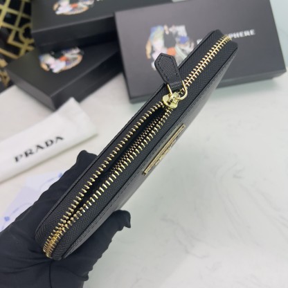 プラダ「PRADA」サフィアーノトライアングル ジップアラウンド長財布