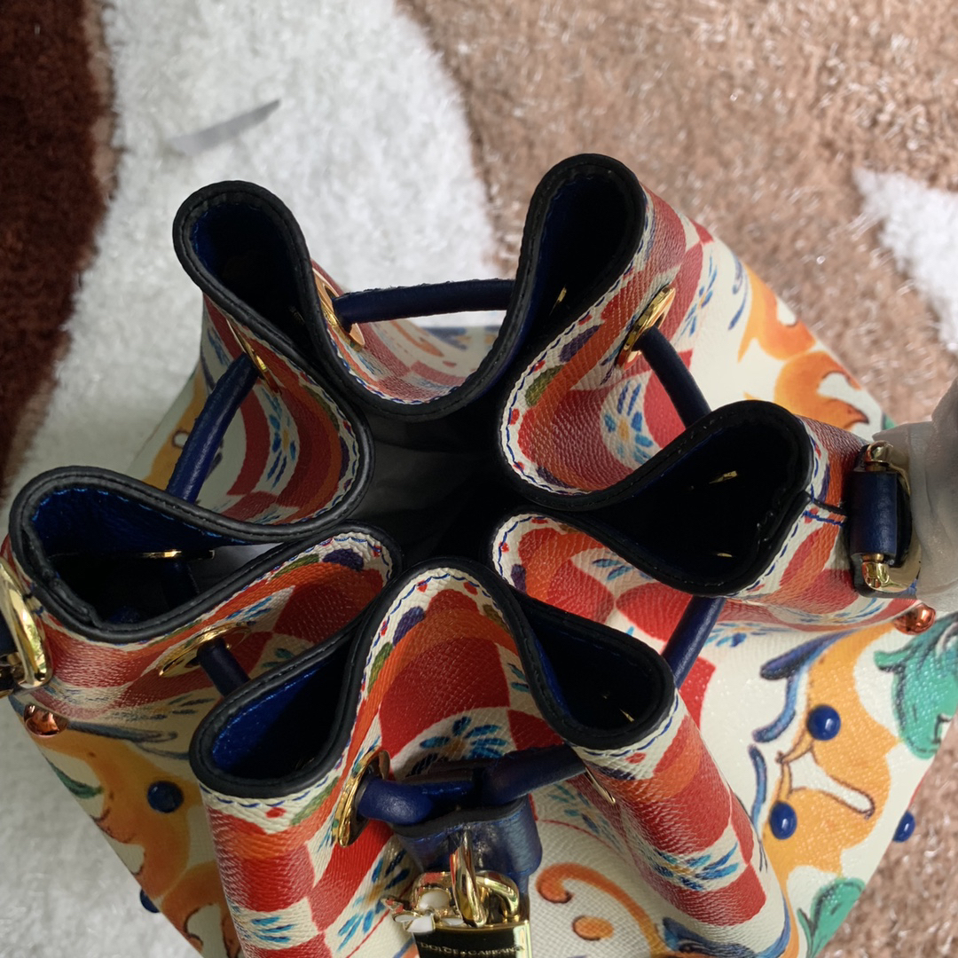 ドルチェ・アンド・ガッバーナ「D&G」エンボス レザートップハンドルバッグ