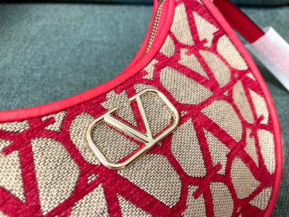 ヴァレンティノ「Valentino」レッドが ミニハンドバッグ