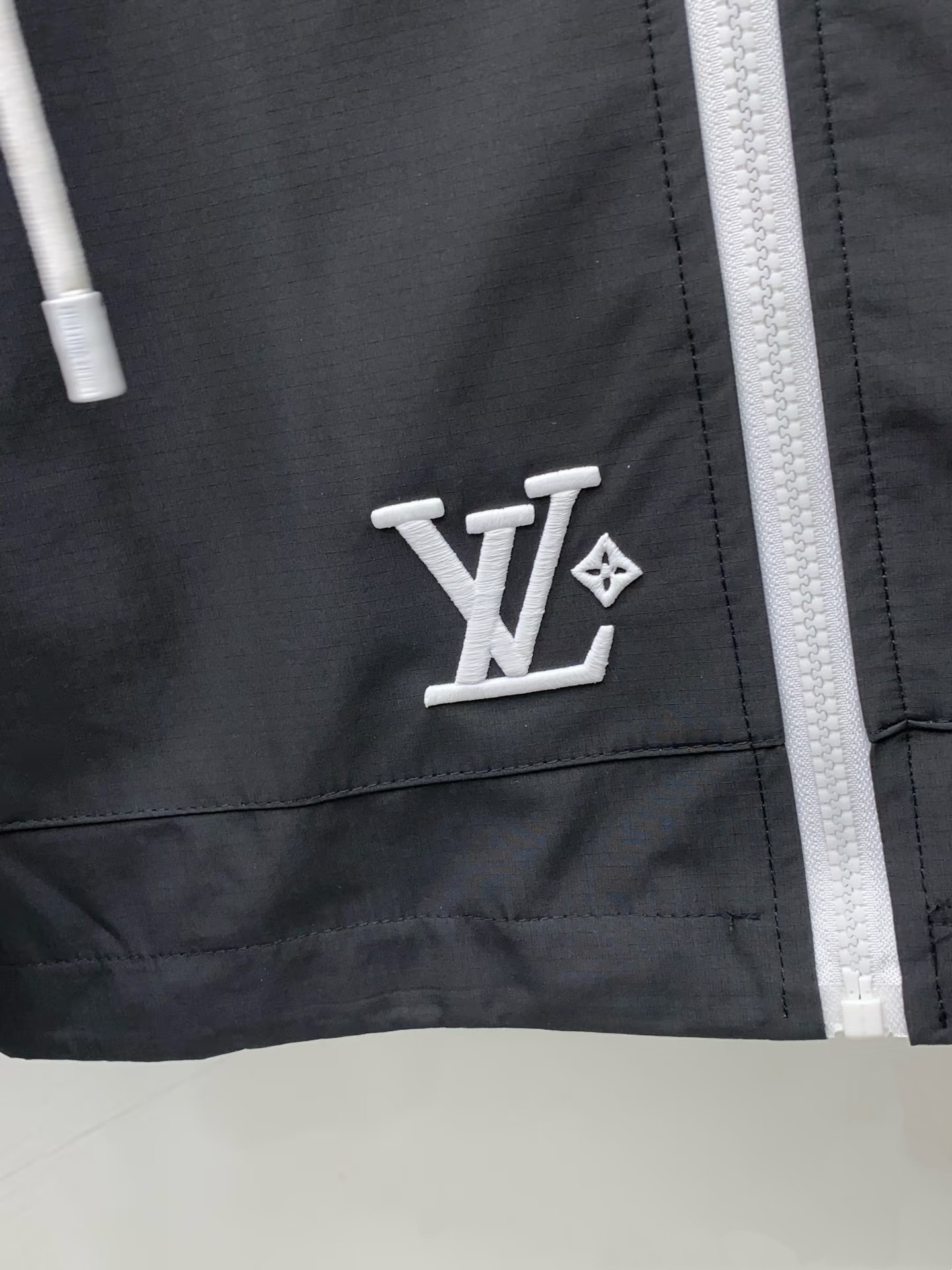 ルイ・ヴィトン「Louis Vuitton」2025SS 新作 刺繍ロゴ フード付きアウトドアジャケット