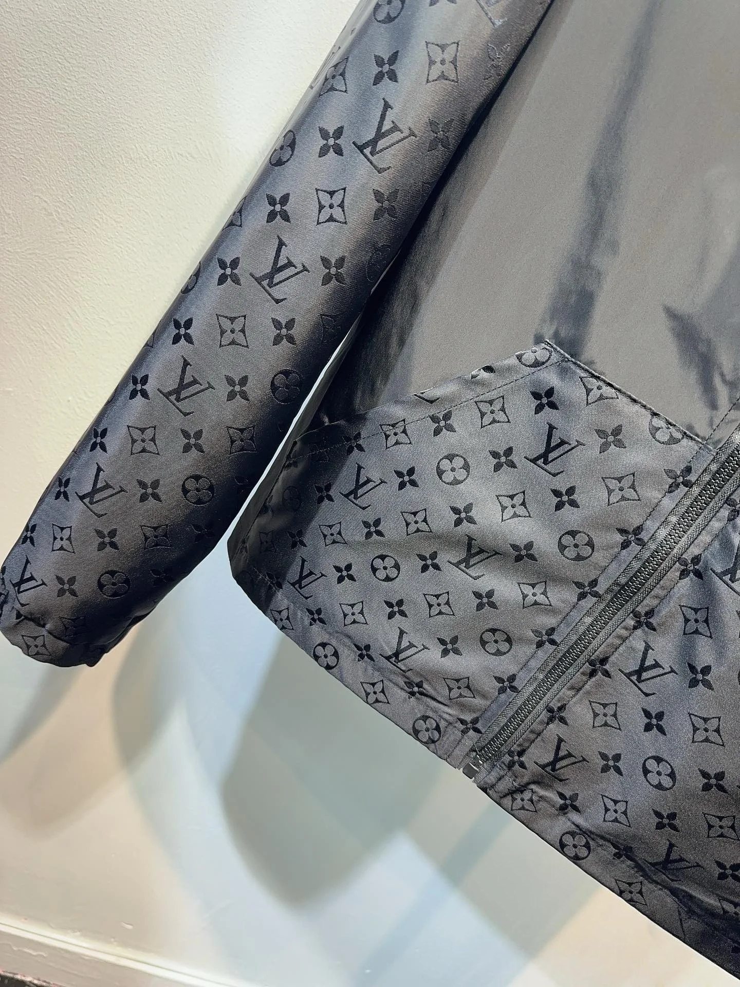 ルイ・ヴィトン「Louis Vuitton」オールオーバージャカード暗紋パネル拼接パーカ／アノラック