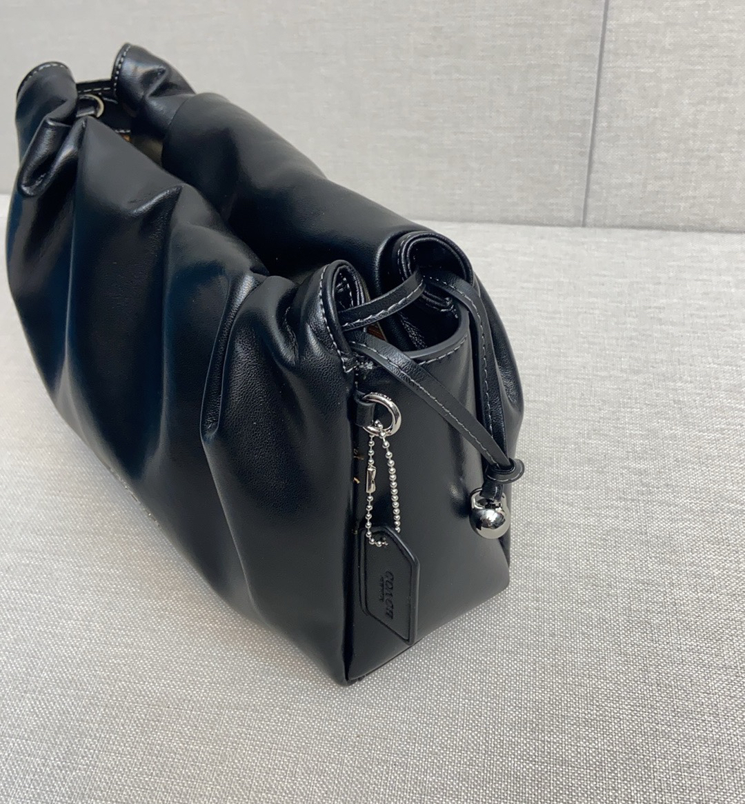 コーチ「Coach」Faye クラウド ショルダーバッグ