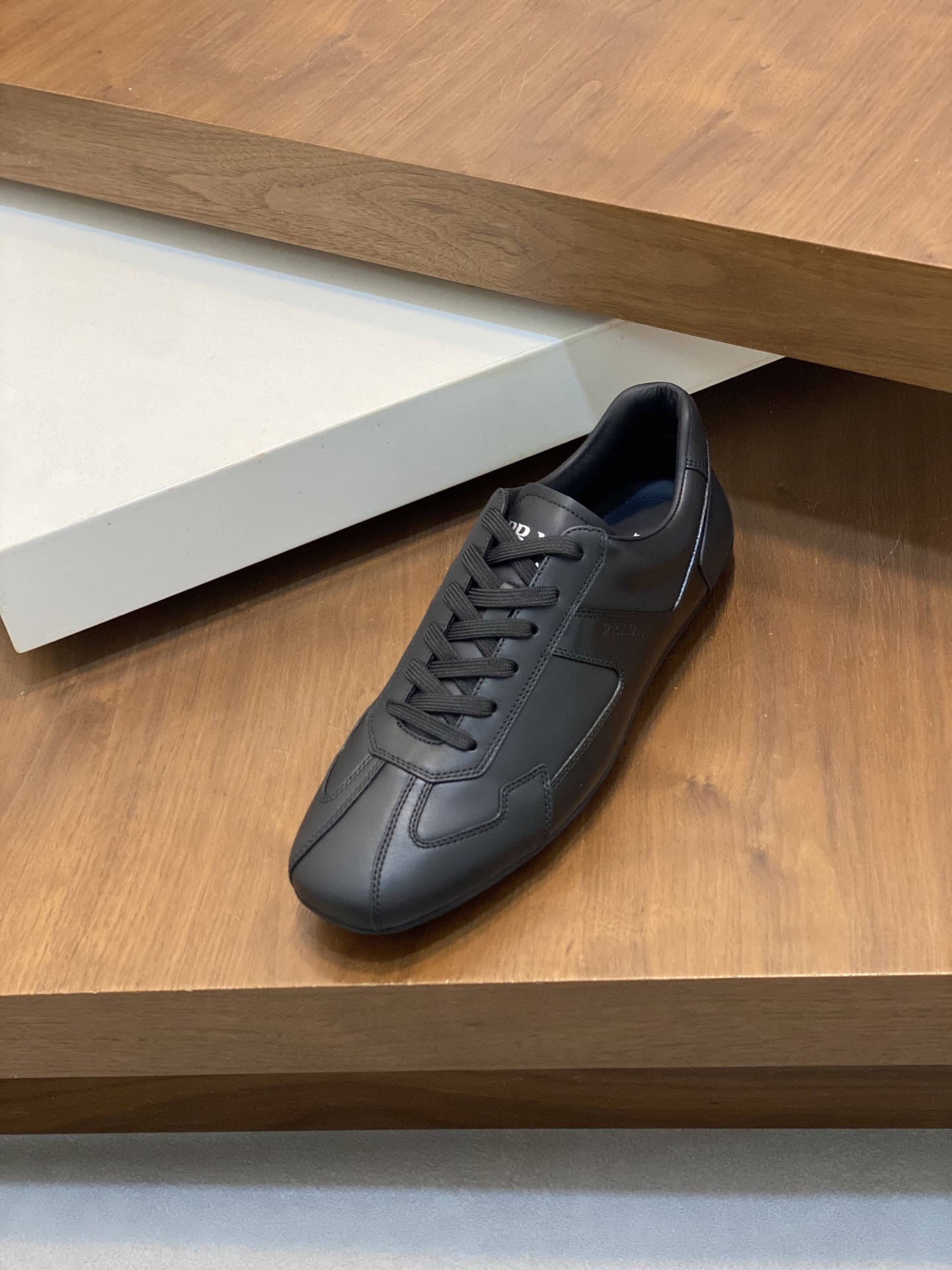 プラダ［Prada］America's Cup レザースニーカー（メンズ）