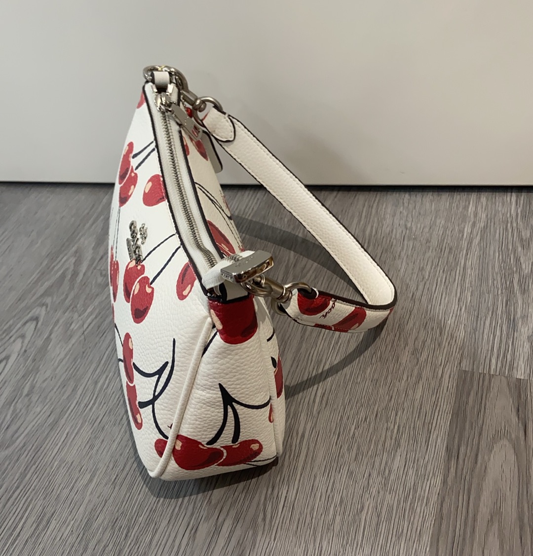 コーチ「Coach」Teri チェリー柄 アンダーアームバッグ